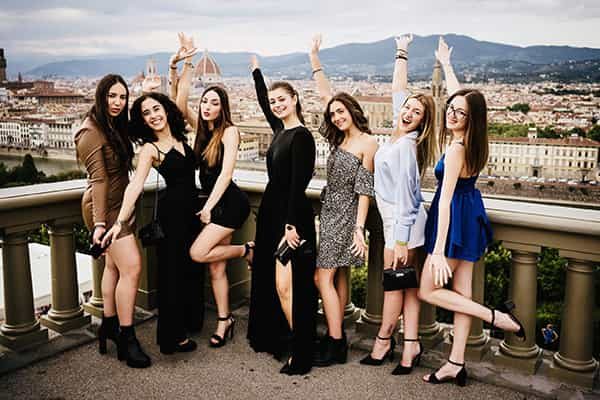 Ragazze su terrazza con sfondo Duomo di Firenze